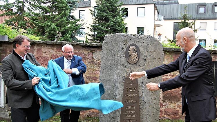 Gerhard Lehrberger (von links), Straubings Kulturstadtrat Werner Schäfer und Ob Kay Blankenburg enthüllen das Denkmal. Foto: Sigismund von Dobschütz