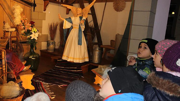 Kinderaugen strahlten, als sich der Vorhang der Großkrippe am Rathausplatz in Knetzgau öffnete.