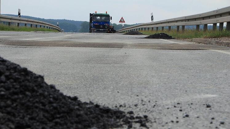 Arbeiter verpassten  in den  vergangenen  Tagen den schadhaften Stellen auf der Schönwetterstraße zwischen Medbacher Kreisel und B470 neuen Asphalt. Foto: Christian Bauriedel