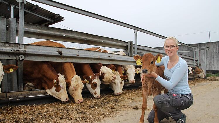 Die 20-jährige Julia Faber ist mit den Kühen auf dem landwirtschaftlichen Betrieb in Weischau großgeworden.  Foto: Jutta Rudel