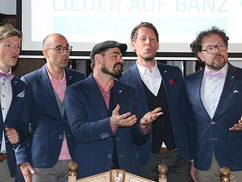 Zum letzten Mal moderieren die Sänger der A-cappella-Gruppe Viva Voce die "Lieder auf Banz". Bei der Programmvorstellung am Mittwochnachmittag im Staffelsteiner Rathaussitzungssaal gaben sie ein kleines Konzert.Matthias Einwag