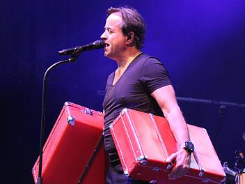 mmer noch beladen mit roten Koffern? Jan Josef Liefers in Tambach. Carolin Herrmann
