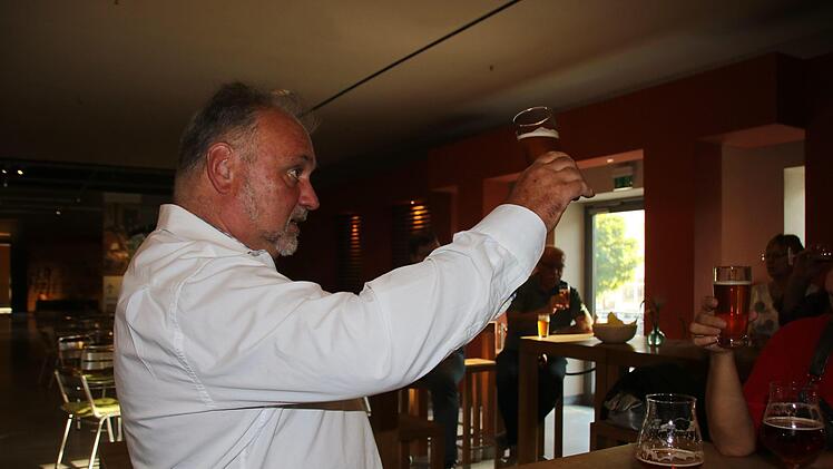 Die "Rote Hilde" war eines der drei Biersorten, die die Gäste probieren durften. Martin Ständner stellte den jeweiligen Gerstensaft vor.Alexander Müller
