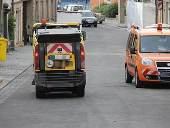 Die Stra&szlig;enkehrmaschine kippte seitlich um. Der Fahrer wurde eingeklemmt. Symbolfoto: Archiv