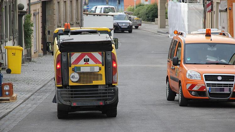 Die Stra&szlig;enkehrmaschine kippte seitlich um. Der Fahrer wurde eingeklemmt. Symbolfoto: Archiv