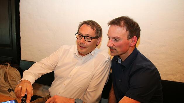 SPD-Kandidat Simon Moritz (rechts) analysiert die Zwischenergebnisse zusammen mit B&uuml;rgermeister Roland Wolfrum.