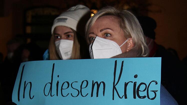 Svitlana Wöß hielt unter Tränen eine ergreifende Rede. Auch ihre Familie ist vom Krieg in der Ukraine betroffen. "In diesem Krieg wird es keine Gewinner geben!", ist sich die Kulmbacherin sicher. Sie hat eine Spendenaktion ins Leben gerufen und bittet um Mithilfe. Foto: Sonny Adam