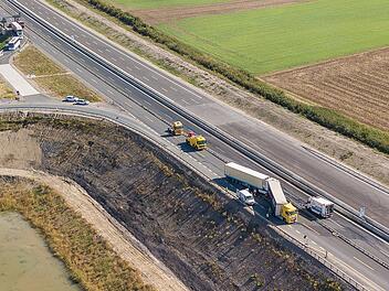 Massiver Kraftstoffaustritt: Verkehrschaos nach Unfall mit drei Lastwagen