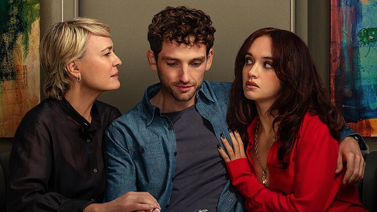 Es ist kompliziert, vor allem für Daniel (Laurie Davidson), um den sich in der fantastischen Miniserie "Das Gift der Seele" seine Mutter Laura (Robin Wright, links) und seine neue Freundin Cherry (Olivia Cooke) heftig streiten.