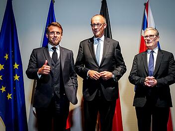 Emmanuel Macron, Friedrich Merz, Keir Starmer (l-r)