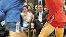 Dorothee Bär und Hans-Peter Friedrich verfolgen die Combat-Sambo Vorführung.