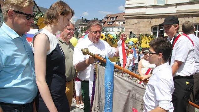Wenn Oberbürgermeister Henry Schramm das Fahnenband anheftet, ist der offizielle Teil beendet - und die Kulmbacher Kinder feiern in ihren Schulen mit viel Spielen und Spaß weiter.
