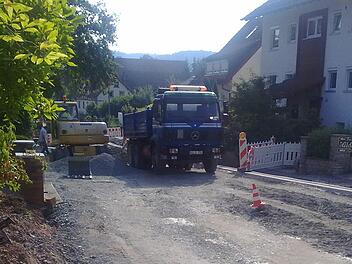 Die Straßenausbaubeitragssatzung, die beim Vollausbau der Mangersreuther Straßen (Bild) angewandt wird, steht in der Kritik.  Foto: privat