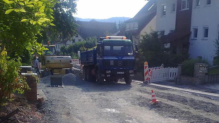 Die Straßenausbaubeitragssatzung, die beim Vollausbau der Mangersreuther Straßen (Bild) angewandt wird, steht in der Kritik.  Foto: privat