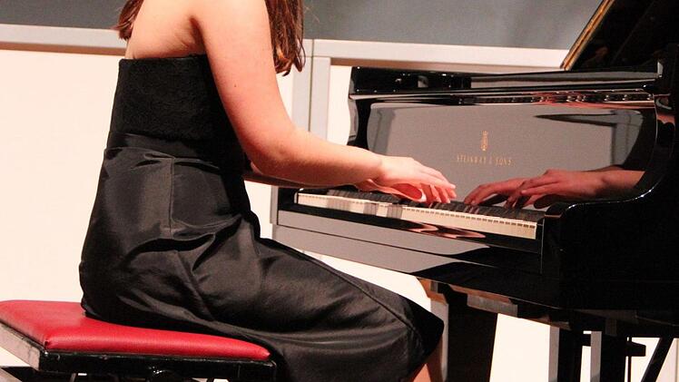 Laura Meile bei ihrem Vortrag am Klavier  Foto: Katharina Müller-Sanke
