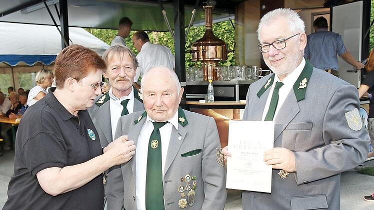 Ein besondere Ehrung hatte die Zweite Gauschützenmeisterin Renate Schramm (links) für Hans Weigelt parat. Zusammen mit dem Schützenmeister Manfred Sievers (Zweiter von links) und Alfried Köstner (rechts) überreichte sie die Urkunde für 60-jährige Mitgliedschaft und heftete Weigelt die Ehrennadel an.  Foto: Michael Stelzner