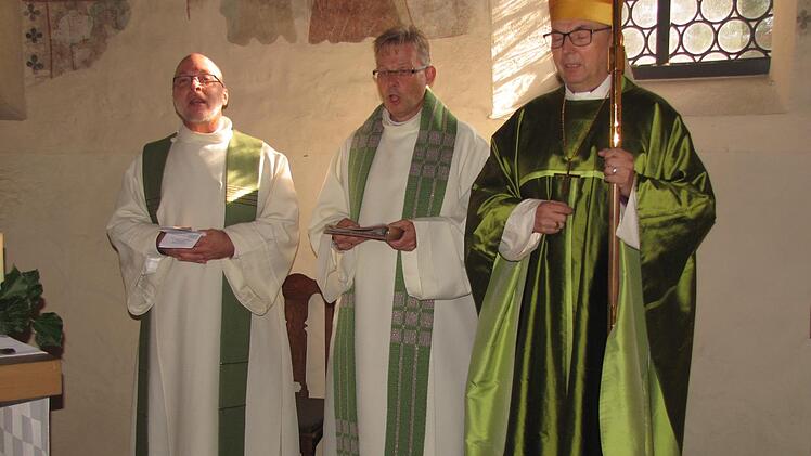 Pfarrer Niki Schönherr, alt-katholischer Pfarrer in Nürnberg, PfarrerHans Jürgen Pöschl, alt-katholischer Pfarrer in Coburg, und Bischof Matthias Ring beim Festgottesdienst in der St.-Nikolaus-Kapelle. Foto: Martin Koch