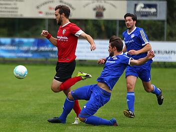 Kronachs Toptorschütze Lukas Kraus (rotes Trikot) kämpft am Samstag gegen den FC Mitwitz II gegen den Abstieg. Markus Wunder (Mitte) tritt mit dem DJK/SV Neufang am Sonntag zum Topspiel beim Drittplatzierten FC Burgkunstadt an.  Foto: Lisa Hümmer/Archiv
