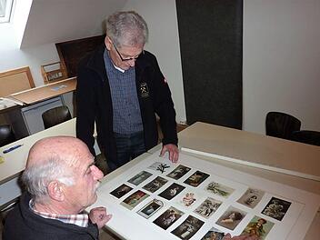 Gerwin Eidloth und Günther Scheler präsentieren in einer Sonderausstellung im bergmännischen Magazin uralte Grußpostkarten. Gerd Fleischmann