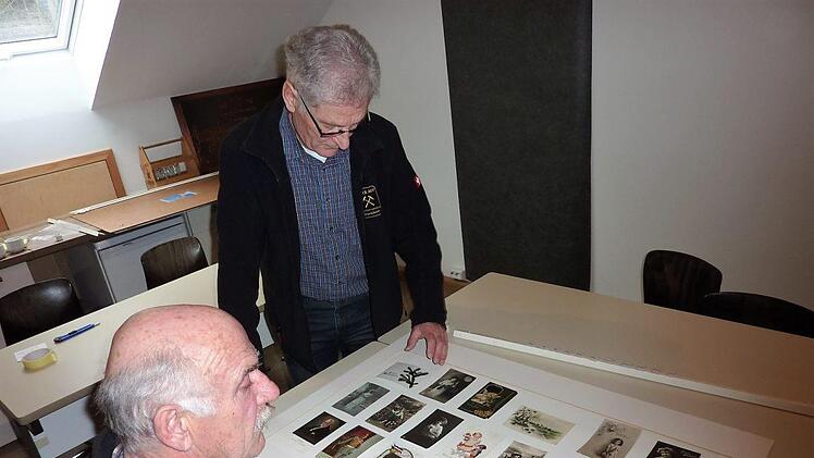 Gerwin Eidloth und Günther Scheler präsentieren in einer Sonderausstellung im bergmännischen Magazin uralte Grußpostkarten. Gerd Fleischmann
