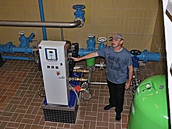 Im "Herzen" der des Pumphauses Lichtenstein. Wasserwart Bernd Hubert vor der Steuerungsanlage, hinter der die drei neuen Kreiselpumpen ihr Werk tun. Helmut Will