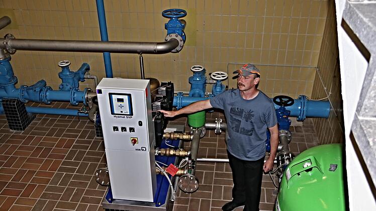 Im "Herzen" der des Pumphauses Lichtenstein. Wasserwart Bernd Hubert vor der Steuerungsanlage, hinter der die drei neuen Kreiselpumpen ihr Werk tun. Helmut Will