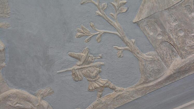 Das Bild im ersten Zimmer ist mit Stuck und weiteren Darstellungen reich besonders aufwändig gestaltet. Christian Schmidt vom Landesamt für Denkmalpflege datiert das sogenannte Bandelwerk um 1720/30. Das Haus selbst dürfte 1720/21 gebaut worden sein. Foto: Hanns Friedrich