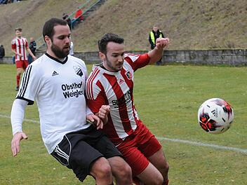 Harald Bayer (rechts) krönte sein Comeback mit einem Tor, das aber nicht die Niederlage gegen Geesdorf verhindern konnte.ssp