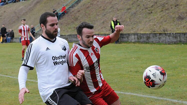 Harald Bayer (rechts) krönte sein Comeback mit einem Tor, das aber nicht die Niederlage gegen Geesdorf verhindern konnte.ssp