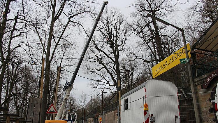 Alles für die Sicherheit: Die Stadt Erlangen baut am Nachbarkeller auf dem Bergkirchweihgelände neue Mauern und Geländer. Foto: Christian Bauriedel