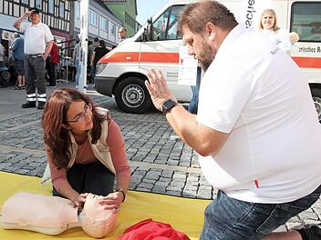 30-mal drücken, zweimal beatmen: Nicole Albert aus Reckertshausen übt unter Anleitung von Erste-Hilfe-Ausbilder Günther Schleelein eine Reanimation an einer Übungspuppe. Foto: Michael Will/BRK