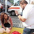 30-mal drücken, zweimal beatmen: Nicole Albert aus Reckertshausen übt unter Anleitung von Erste-Hilfe-Ausbilder Günther Schleelein eine Reanimation an einer Übungspuppe. Foto: Michael Will/BRK