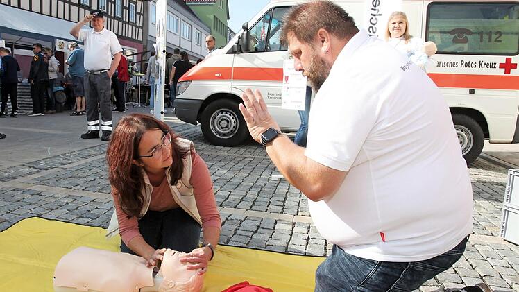 30-mal drücken, zweimal beatmen: Nicole Albert aus Reckertshausen übt unter Anleitung von Erste-Hilfe-Ausbilder Günther Schleelein eine Reanimation an einer Übungspuppe. Foto: Michael Will/BRK