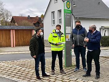 Begehung der Bushaltestellen in den Ortsteilen zum barrierefreien Umbau (von links): Bürgermeister Martin Finzel, Bauamtsleiter Marten Büttner, Mitarbeiter ÖPNV Dennis Flach, Leiter des Tiefbauamtes im Landratsamt Jürgen Alt.