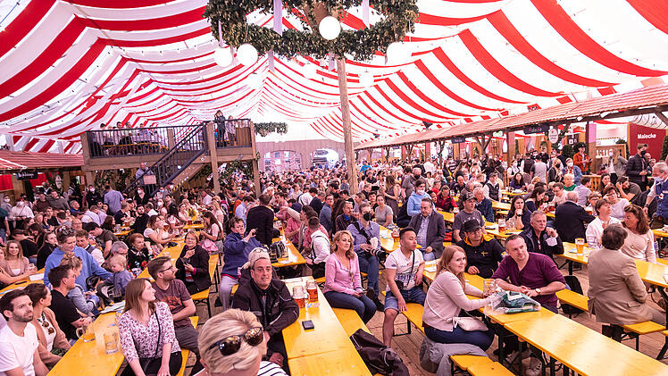 Nach zwei Jahren Corona-Pause: Erstes Volksfest in Bayern eröffnet