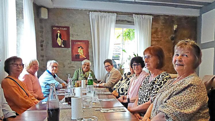 Vor dem Besuch der Freilichtb&uuml;hne Schloss Ma&szlig;bach hat sich eine Gruppe der Tafel Bad Kissingen in der Pizzeria &bdquo;Da Salvatore&ldquo; getroffen.Harald Remmers