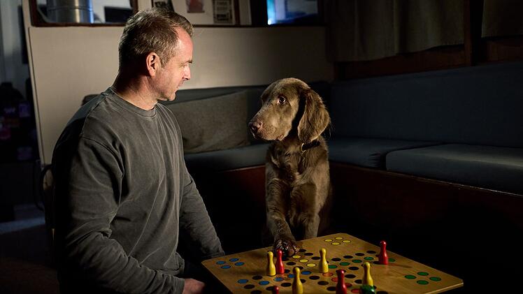 Hund Holly (Fritz) wird von Herrchen Hauke (Hinnerk Sch&ouml;nemann) immer mehr vermenschlicht. Mittlerweile spielt das Paar sogar "Mensch &Auml;rgere Dich Nicht" zusammen - und Holly wei&szlig; nicht nur, wie man w&uuml;rfelt, sondern auch, wie man sein Herrchen besiegt.