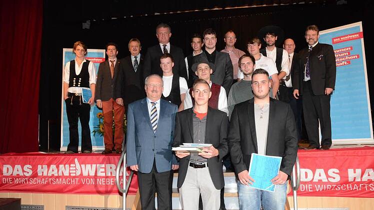 Dachdecker, Schreiner und Zimmerer mit Innungs-Obermeistern sowie dem Präsidenten der Handwerkskammer Oberfranken, Thomas Zimmer (hinten rechts) Fotos: Karl-Heinz Hofmann