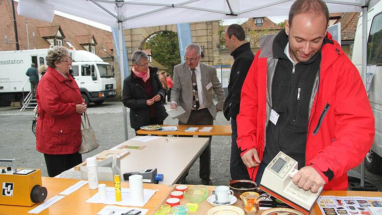 Früher war Geschirr mit radioaktiven Glasuren überzogen, zeigt Stefan Welsch mit seinem Messgerät. Das bunte Porzellan bringt es auf eine Zerfallsgeschwindigkeit von 1000. "Aber das ist nicht so schlimm, denn nach Tschernobyl hat man noch Milch verzehren dürfen, die einen Zerfallswert von 600 hatte", so Welsch.