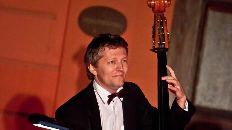 Stimmungsvoll: Altstadt-Serenade vom dem "Haus des Gastes" in Bad Rodach: Ferenc Zink am Kontrabass.Foto: Jochen Berger