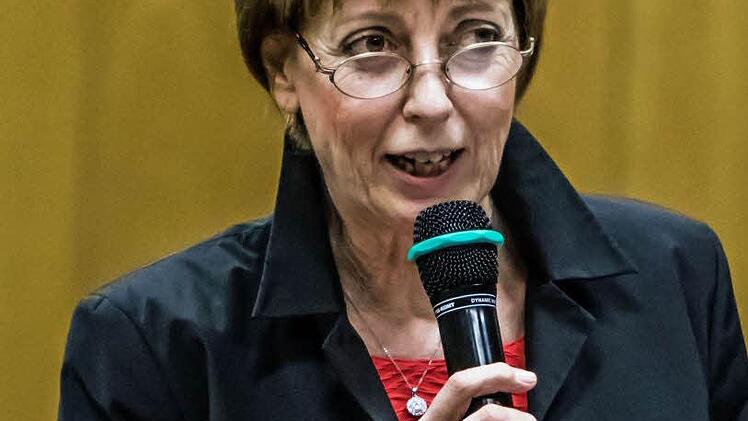 Impressionen vom Neujahrskonzert mit dem Musizierkreis Neustadt: Moderatorin Christine LucheFoto: Jochen Berger