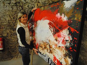 Kunst vereint Hammelburg stellt im Bocksbeutelkeller aus, hier ist Petra Schmitt zu sehen.  Foto: Wolfgang Dünnebier