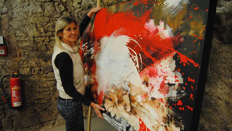 Kunst vereint Hammelburg stellt im Bocksbeutelkeller aus, hier ist Petra Schmitt zu sehen.  Foto: Wolfgang Dünnebier