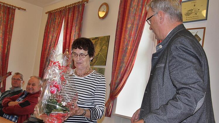 Präsente gab es von Bürgermeister Helmut Dietz (rechts), hier an Hildegard Nestmann. Foto: Helmut Will