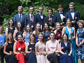 Freude am Albertinum Coburg: die 19 Abiturienten, die ihr Abitur mit einer Eins vor dem Komma absolviert haben, zusammen mit Schulleiter Stefan Adler und der stellvertretenden Schulleiterin Claudia Metzner Foto: Daniela Pondelicek