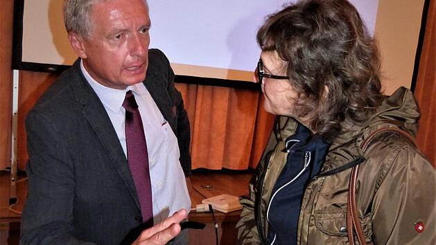 Die Besucher nutzten nach der Autorenlesung das Gespr&auml;ch mit Gerd Reuther. Foto: Werner Rei&szlig;aus