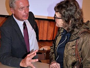 Die Besucher nutzten nach der Autorenlesung das Gespräch mit Gerd Reuther. Foto: Werner Reißaus