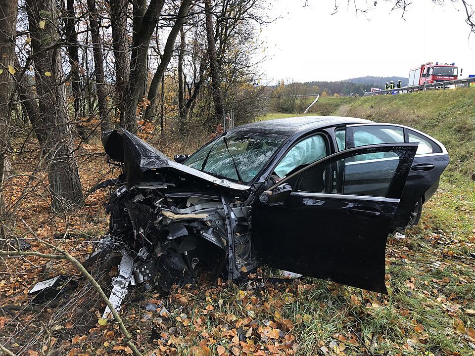 Schwerer Unfall auf der  A9: Auto kracht  durch Leitplanke und stürzt die Böschung hinab