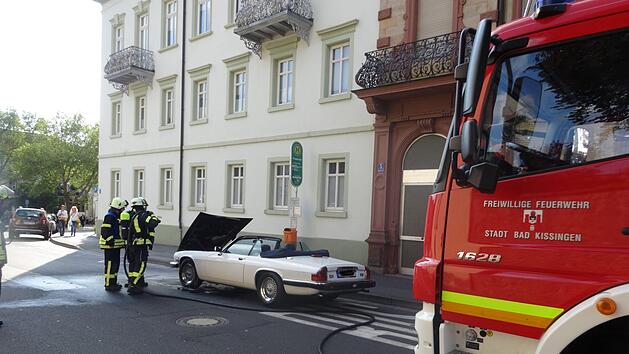 Kurz bevor die Leistungspr&uuml;fung  begann,  mussten  die Feuerwehrleute noch schnell ein brennendes Auto auf dem Theaterplatz l&ouml;schen.  Michael Wolf
