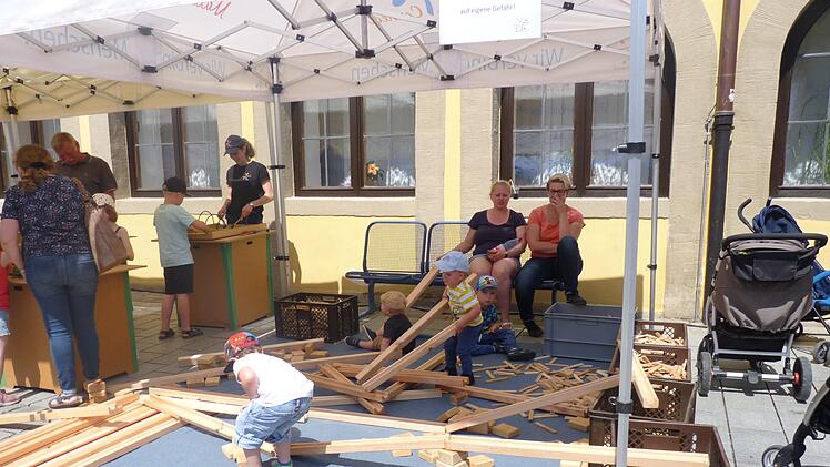 Das Angebot der Main Connect GmbH zum "Bauen, Spielen, Bewegen und  Knobeln" bestand ausschließlich aus Holz. Foto: Corinna Tübel
